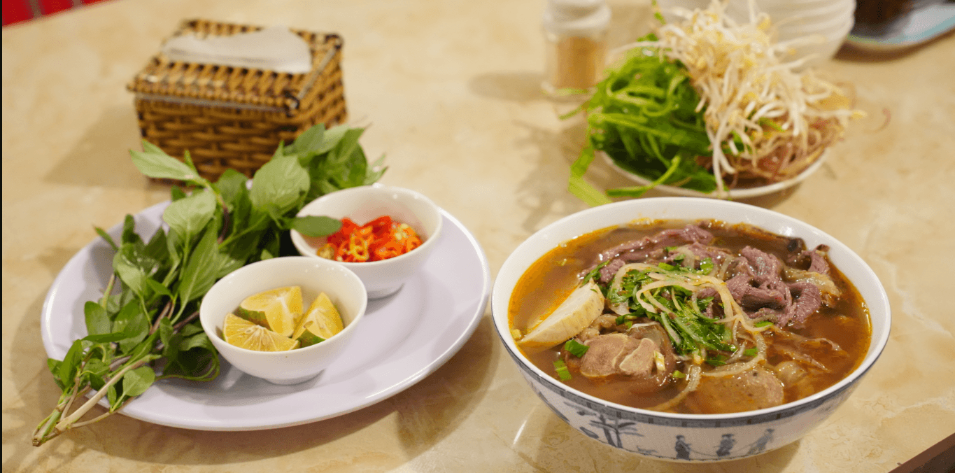 Bún Bò 153 bò tái thơm mềm và chả lụa truyền thống